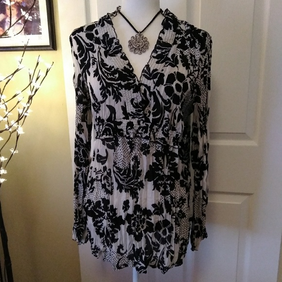 Allison Taylor Tops - ALLISON TAYLOR floral tunic. Size L